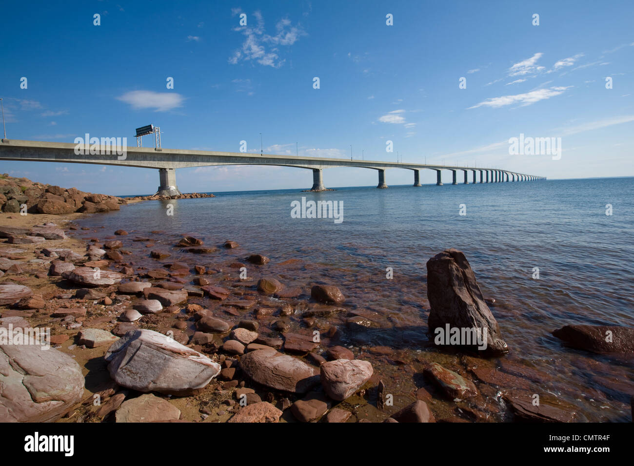 Pont de la Confédération sur le détroit de Northumberland qui relie l'île avec le Nouveau-Brunswick, Cape Tormentine, N.-B. Banque D'Images