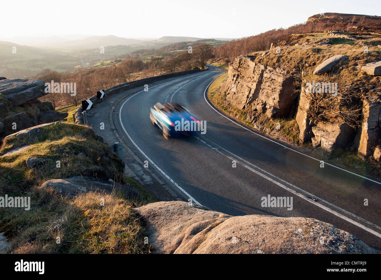 Ouvert bleu haut car sur le point de descendre la pente raide sur la A1687 vers Hathersage de la Surprise Voir Banque D'Images