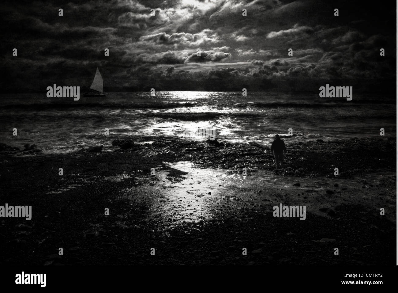 Fantasy image d'une plage dans la lune avec un homme à la recherche d'un voilier. Banque D'Images