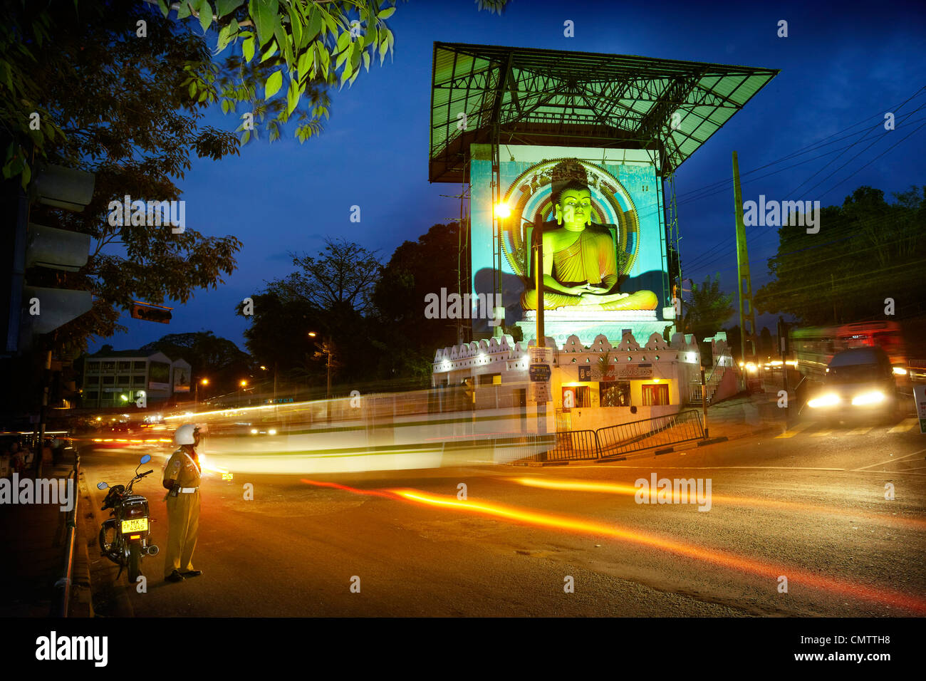 Sri Lanka, Kandy - statue de Bouddha dans le centre-ville, ville la nuit, au Sri Lanka, en Asie Banque D'Images