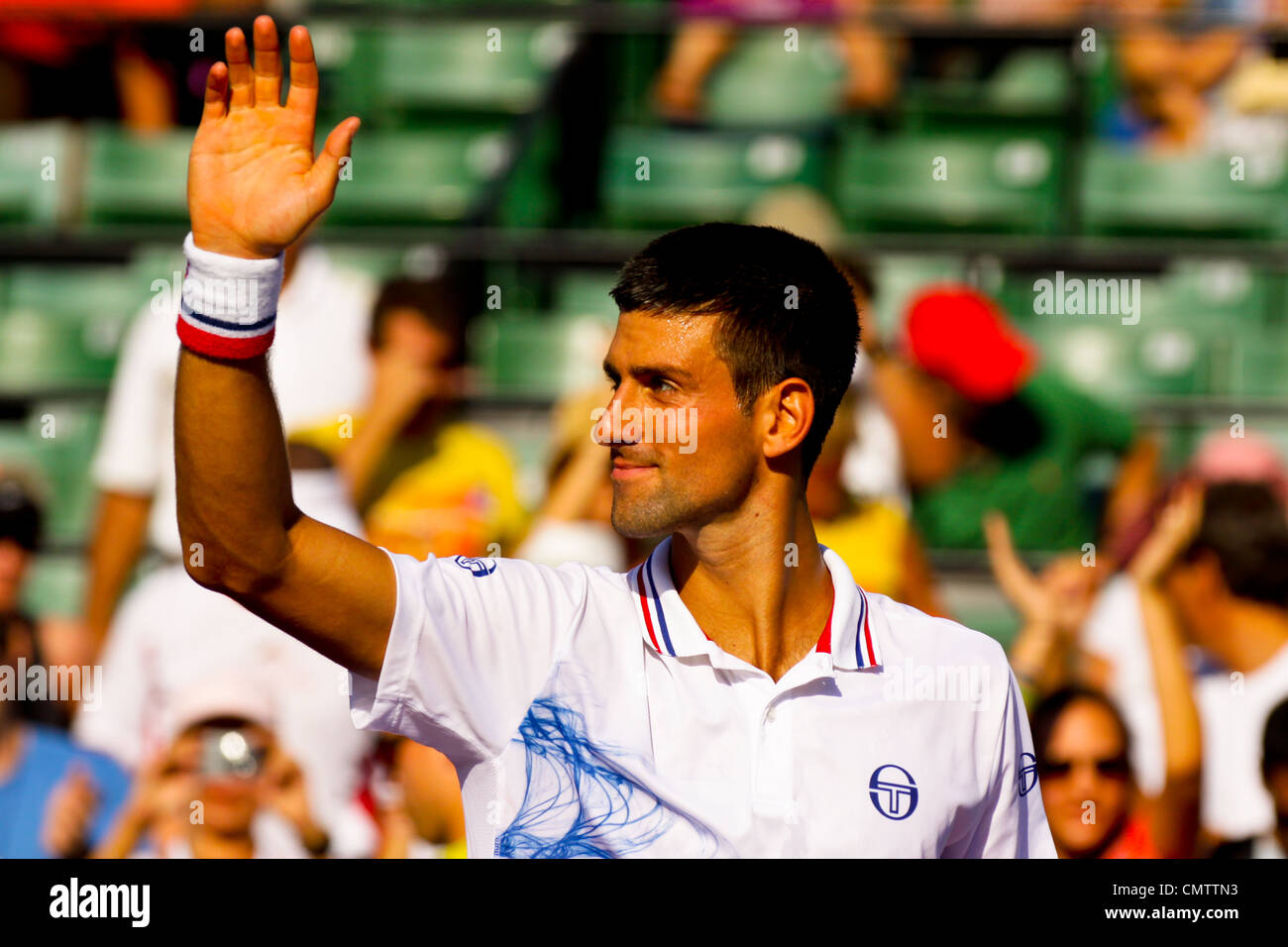 Novak Djokovic la Serbie de vagues pour le public après sa victoire contre Viktor Troicki de Serbie de jour 8 de la Sony Ericsson Open. Banque D'Images