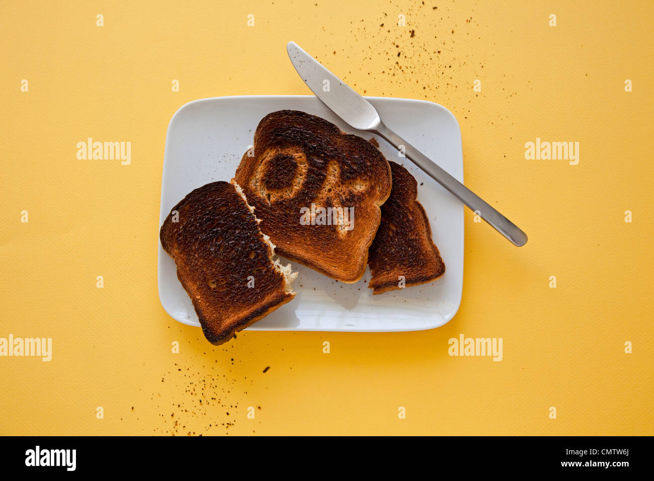 Burnt Toast sur plaque avec OK sculptés dans du c Banque D'Images