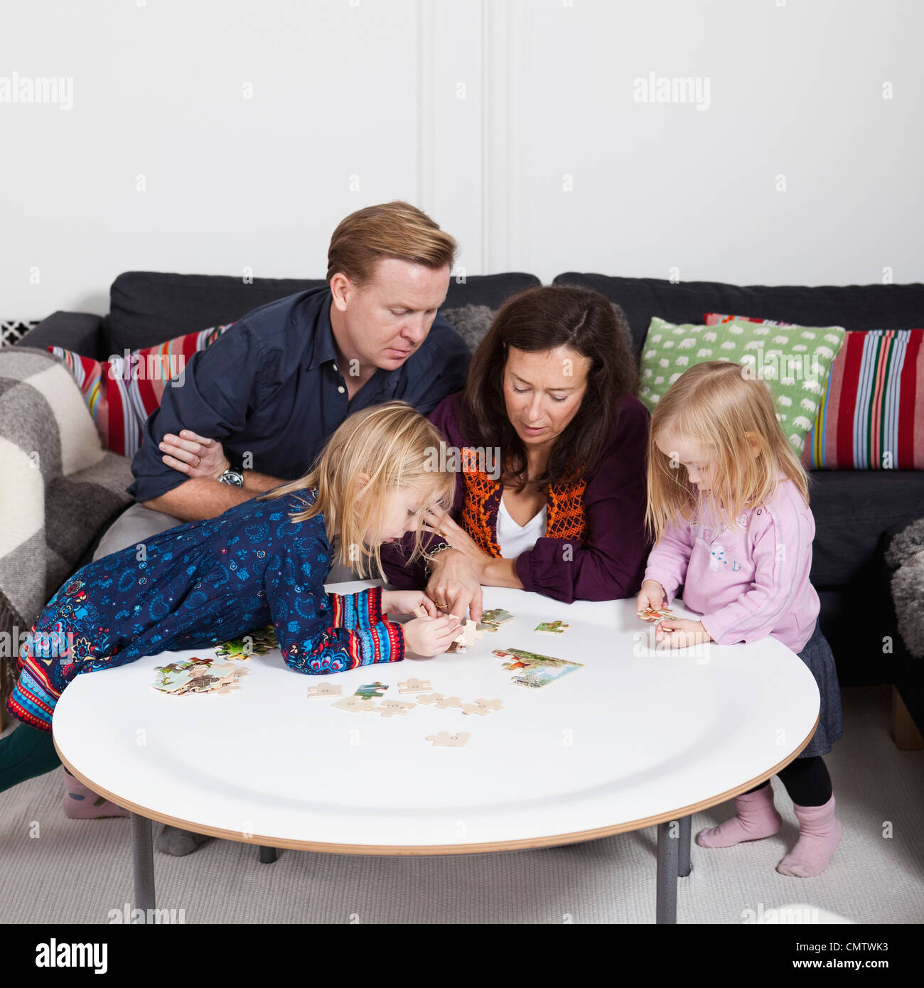 Famille avec deux enfants (2-4) puzzle Jeu Banque D'Images