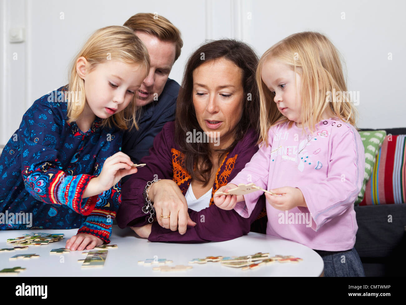 Famille avec enfants (2-4) puzzle Jeu Banque D'Images
