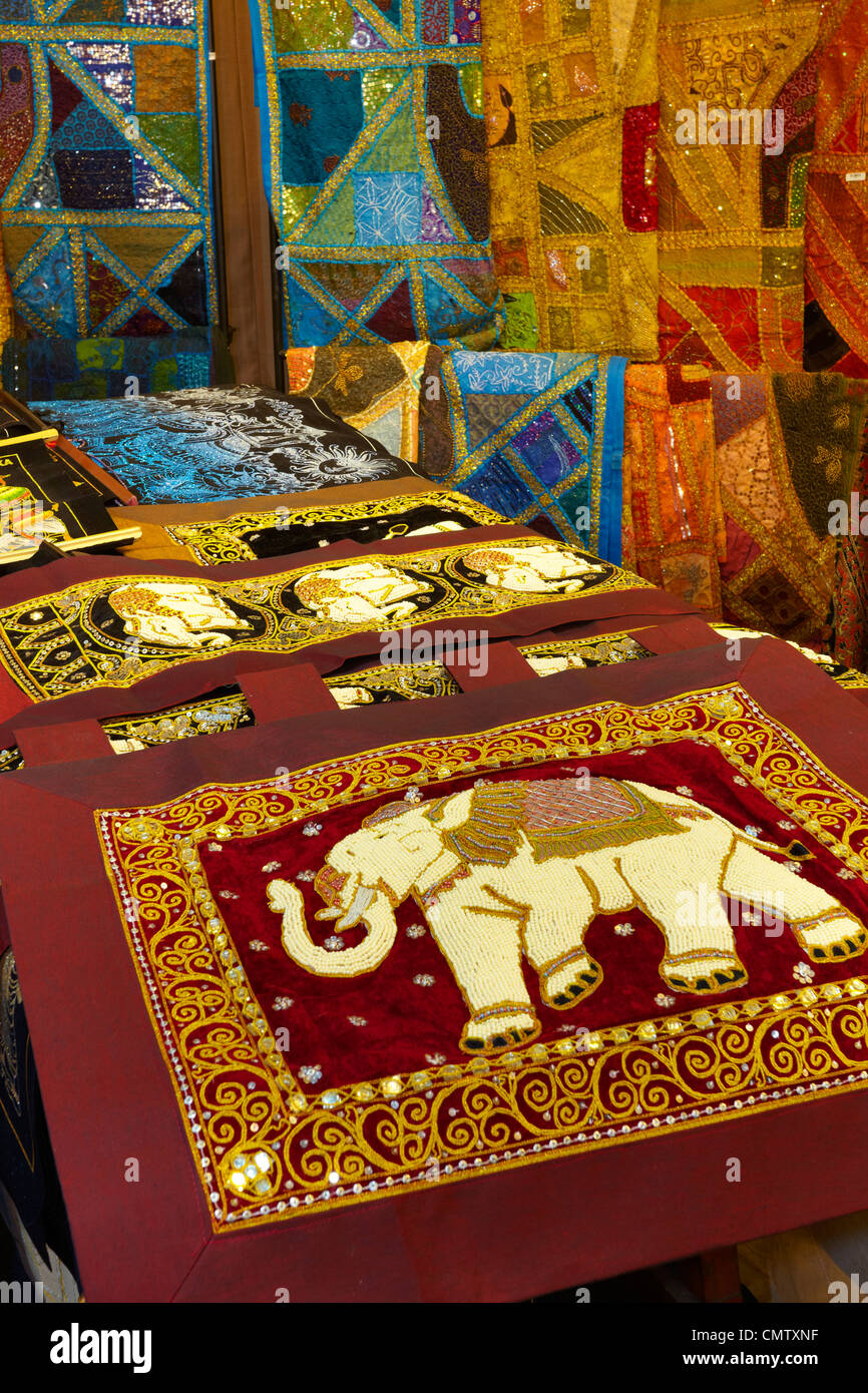 Sri Lanka - Kandy, boutique avec des matériaux de décoration, art déco, art populaire de souvenirs du Sri Lanka Banque D'Images