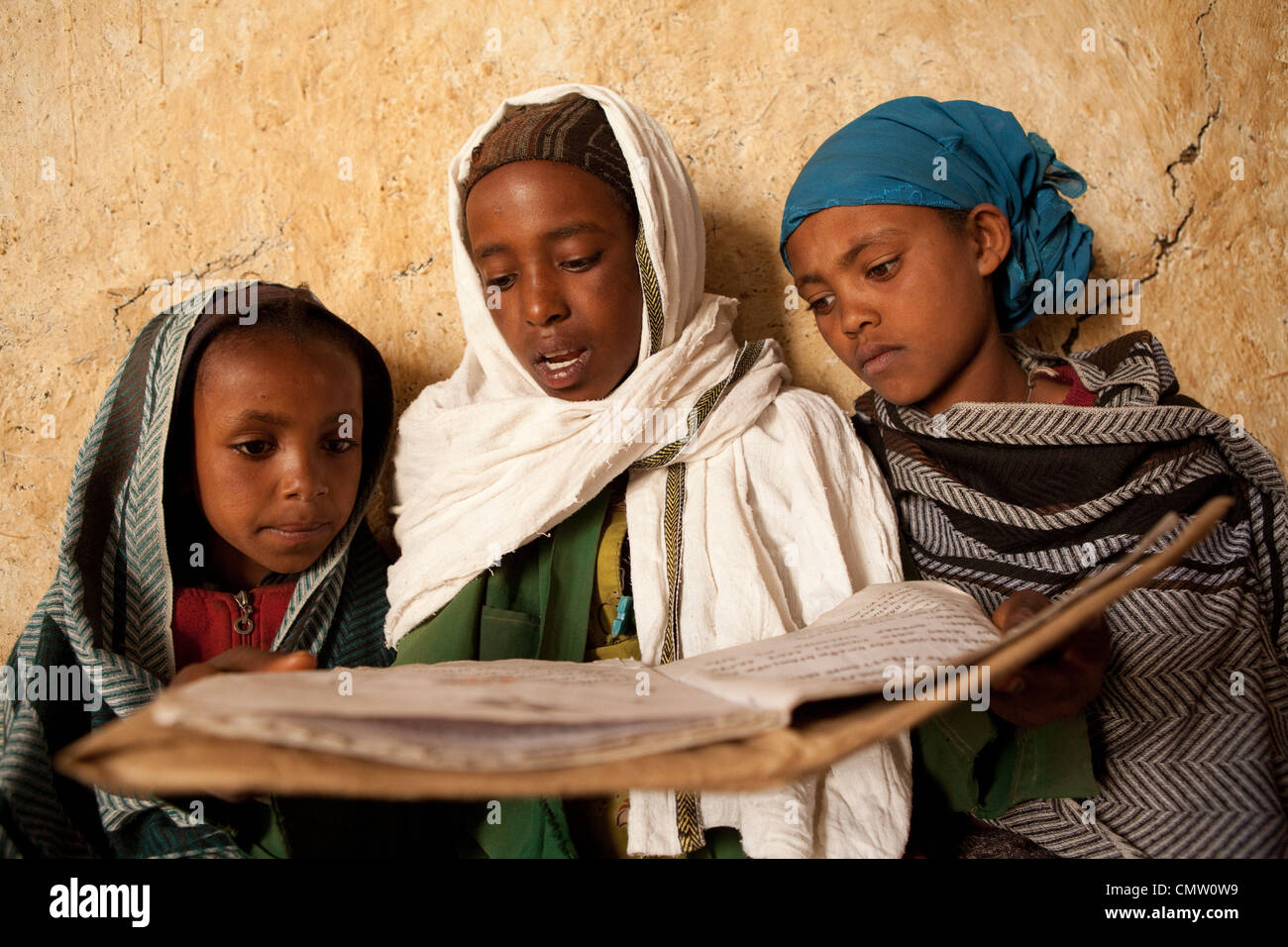 Les enfants lisent ensemble à Ankober, Éthiopie. Banque D'Images