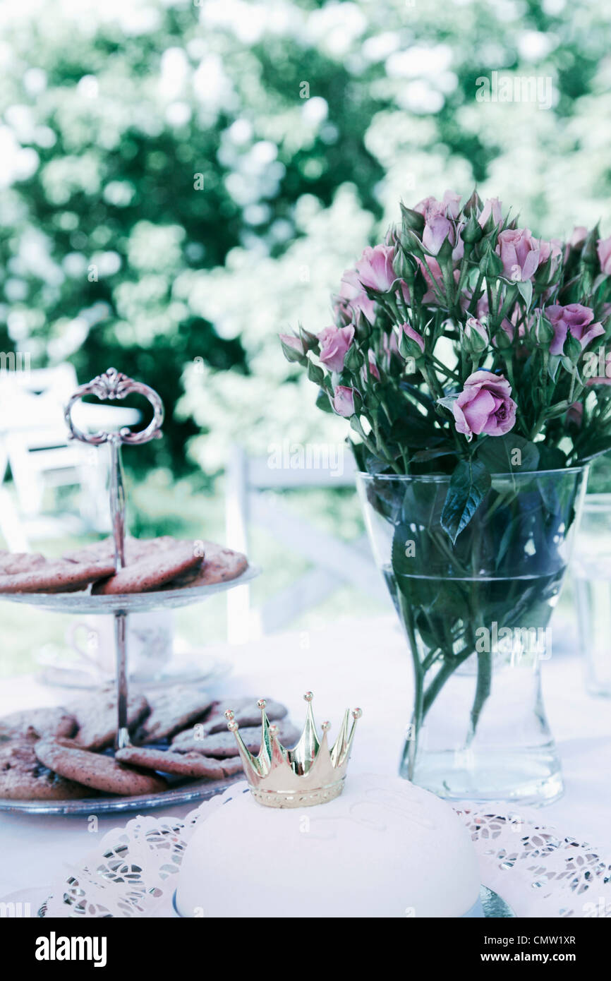 Gateau D Anniversaire Avec Pot De Fleur Sur La Table Photo Stock Alamy