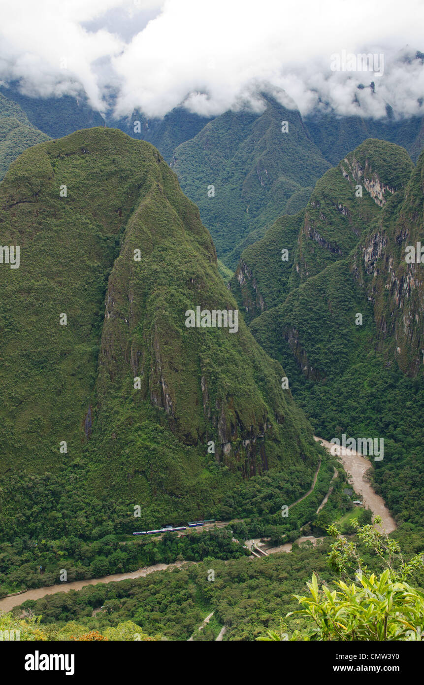 Vue de Machu Picchu à la montagne putucusi (heureux), juste en face de la rivière Urubamba Banque D'Images