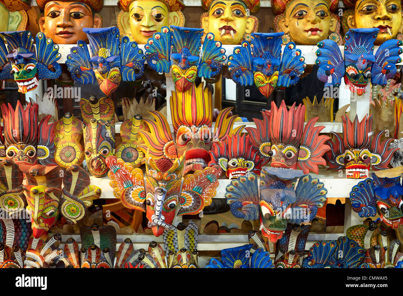 Sri Lanka - sculpture sur bois traditionnel, boutique avec masque peinture traditionnelle Banque D'Images