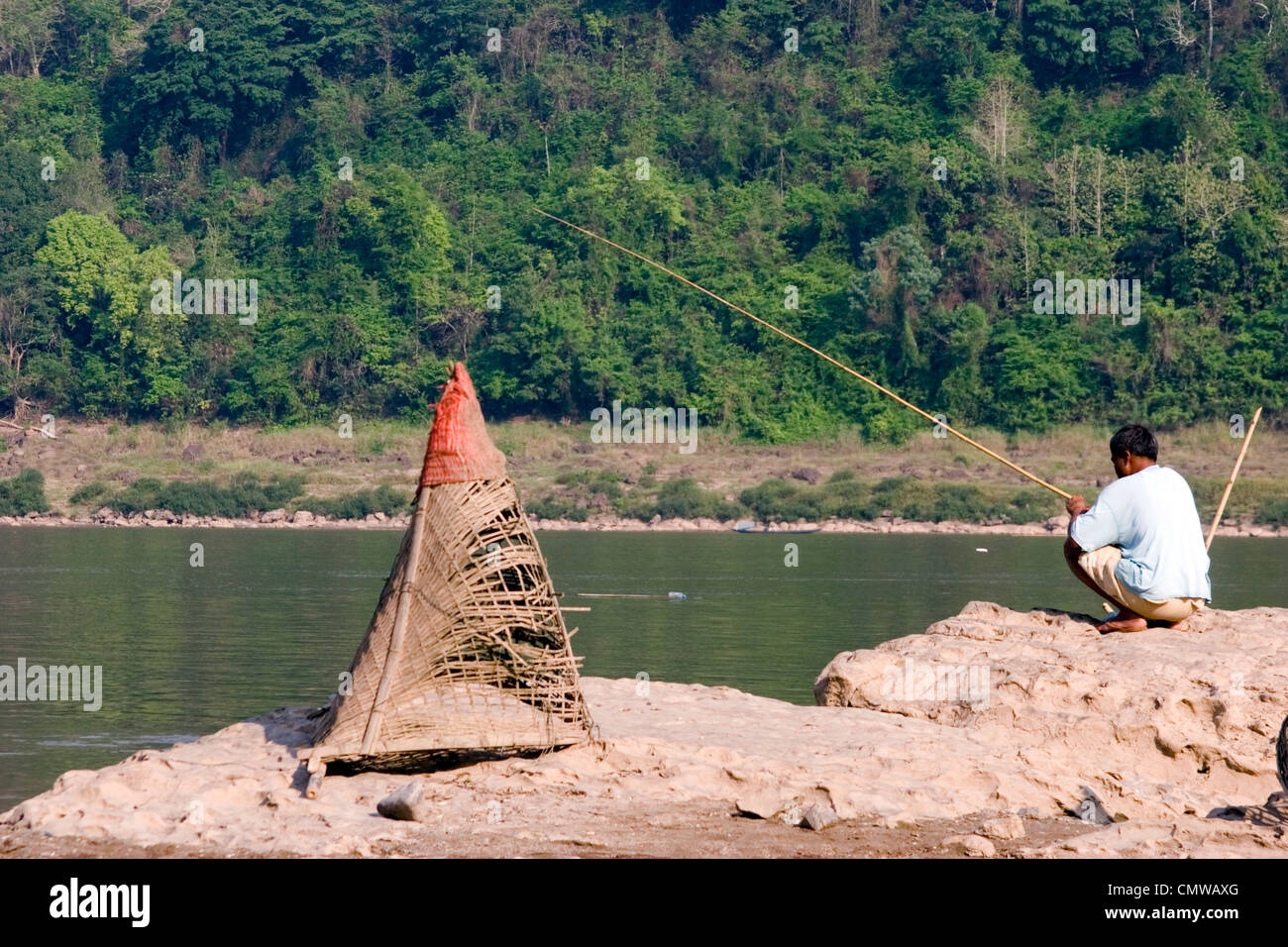 Le Mékong sert comme un joli coin de pêche pour les résidents de Luang Prabang, Laos. Banque D'Images