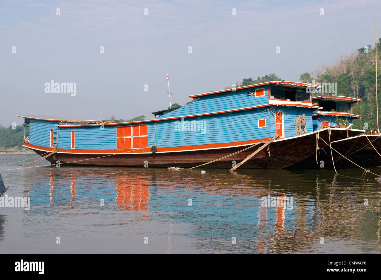 Gros bateaux sont amarrés sur le Mékong à Luang Prabang, Laos Banque D'Images
