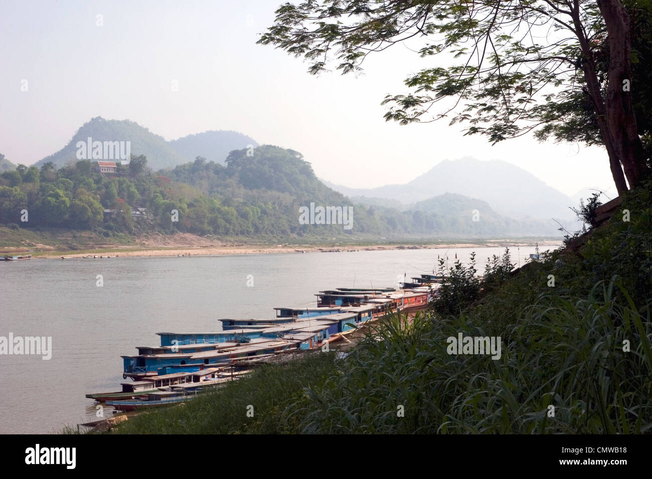 Gros bateaux sont amarrés sur le Mékong à Luang Prabang, Laos. Banque D'Images