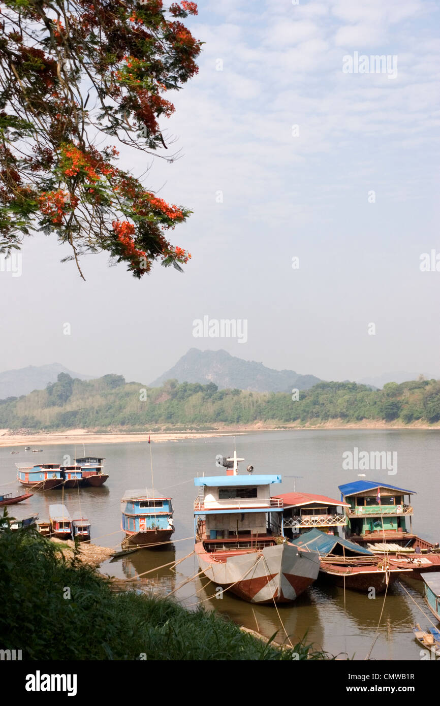 Gros bateaux sont amarrés sur le Mékong à Luang Prabang, Laos. Banque D'Images