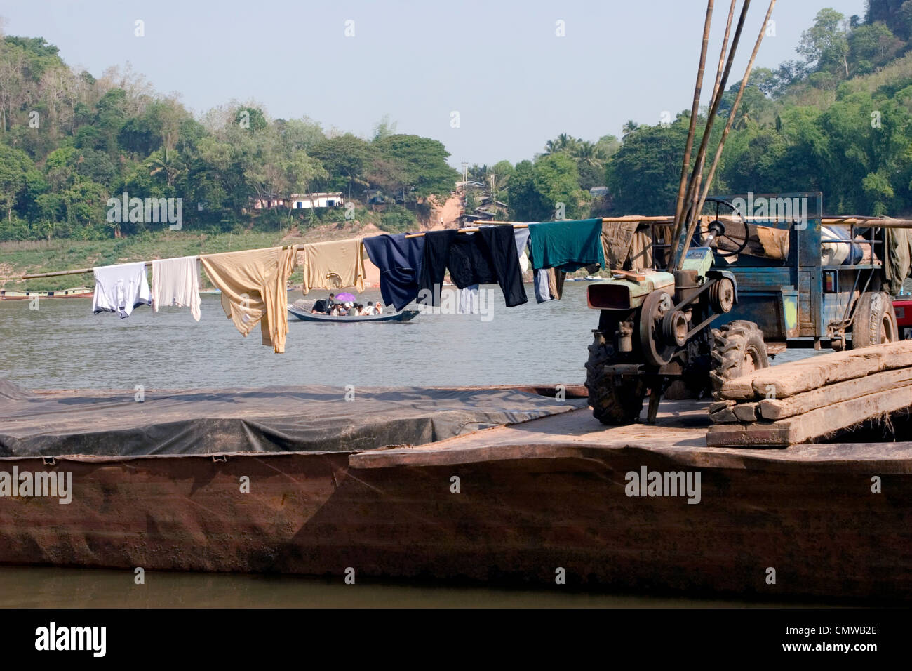 Les vêtements sont accrochés sur un cargo sur le Mékong à Luang Prabang, Laos. Banque D'Images