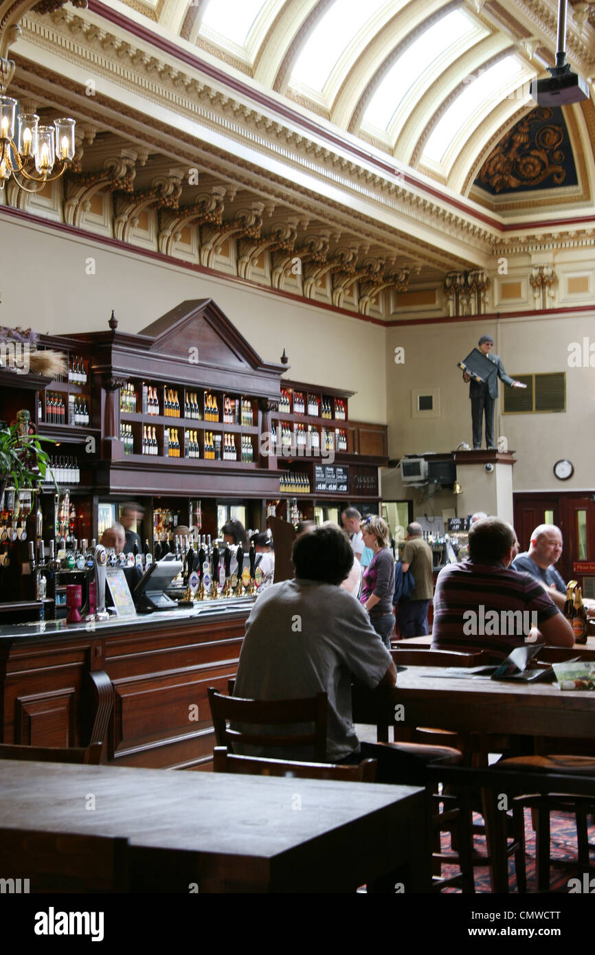 Edimbourg, Royaume-Uni - 24 juillet 2010 : vue intérieure d'une maison publique, connu sous le nom de pub, pour la boisson et la socialisation. Banque D'Images