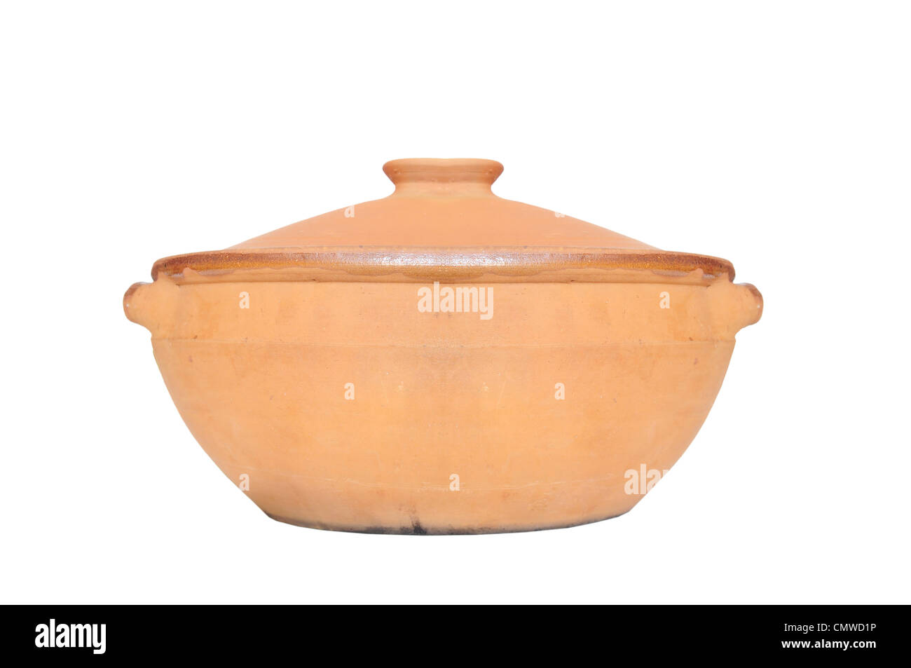 Pot en argile avec couvercle pour la cuisson isolated on white Banque D'Images