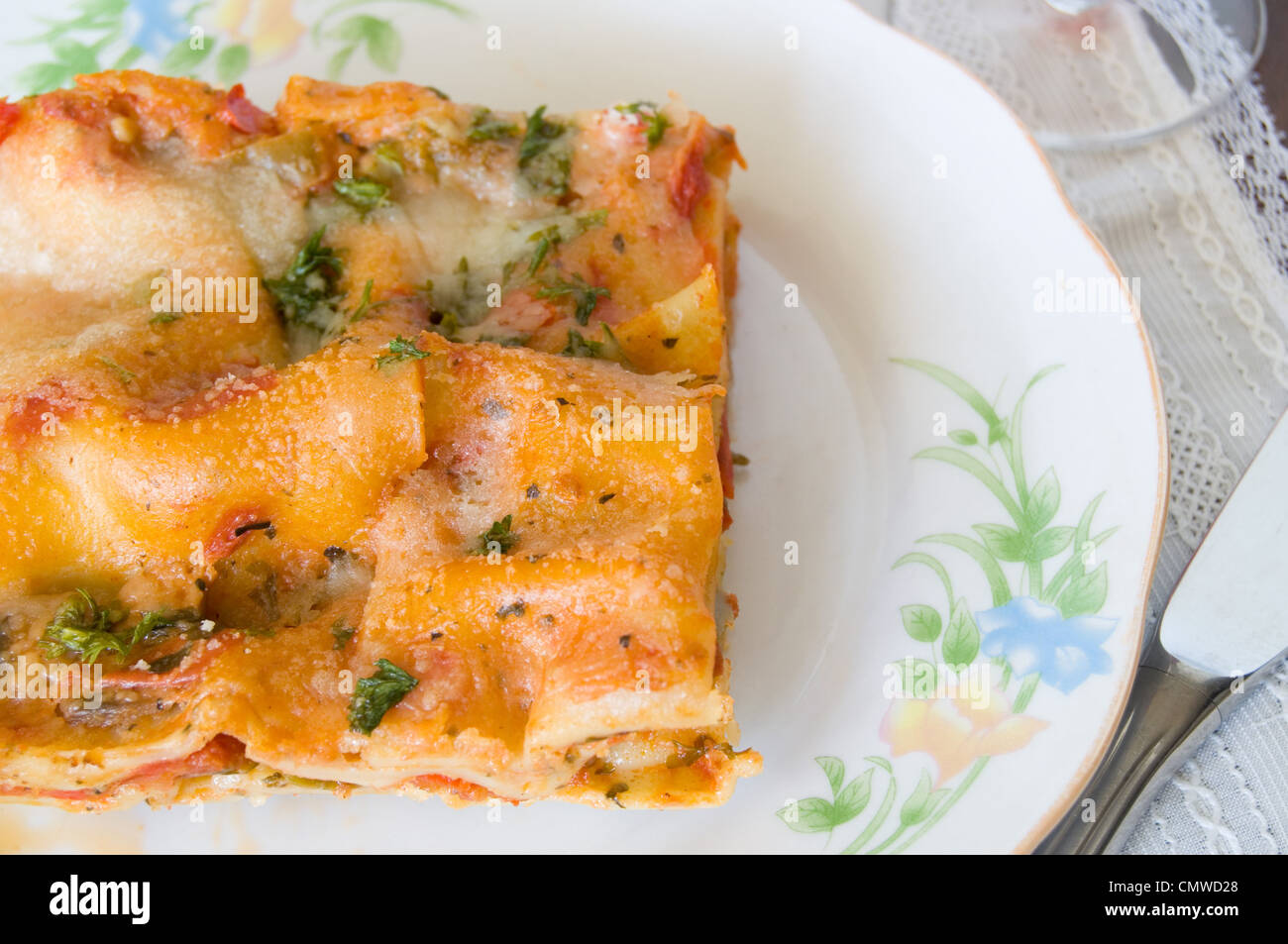 Libre de lasagne sur une assiette de coupe Banque D'Images