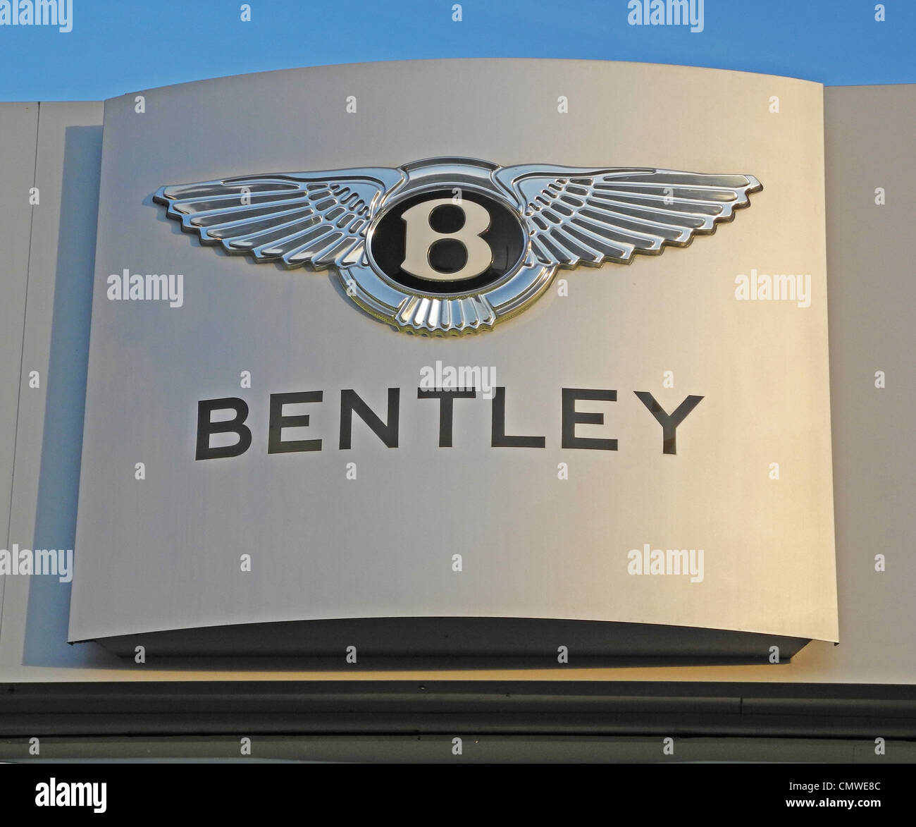 L'entreprise automobile Bentley marque sur un garage usage éditorial seulement photographié dans le cadre d'une vente de voiture, de la voie publique ce n'est pas un fac-similé de la reproduction à des fins d'auteur. Banque D'Images