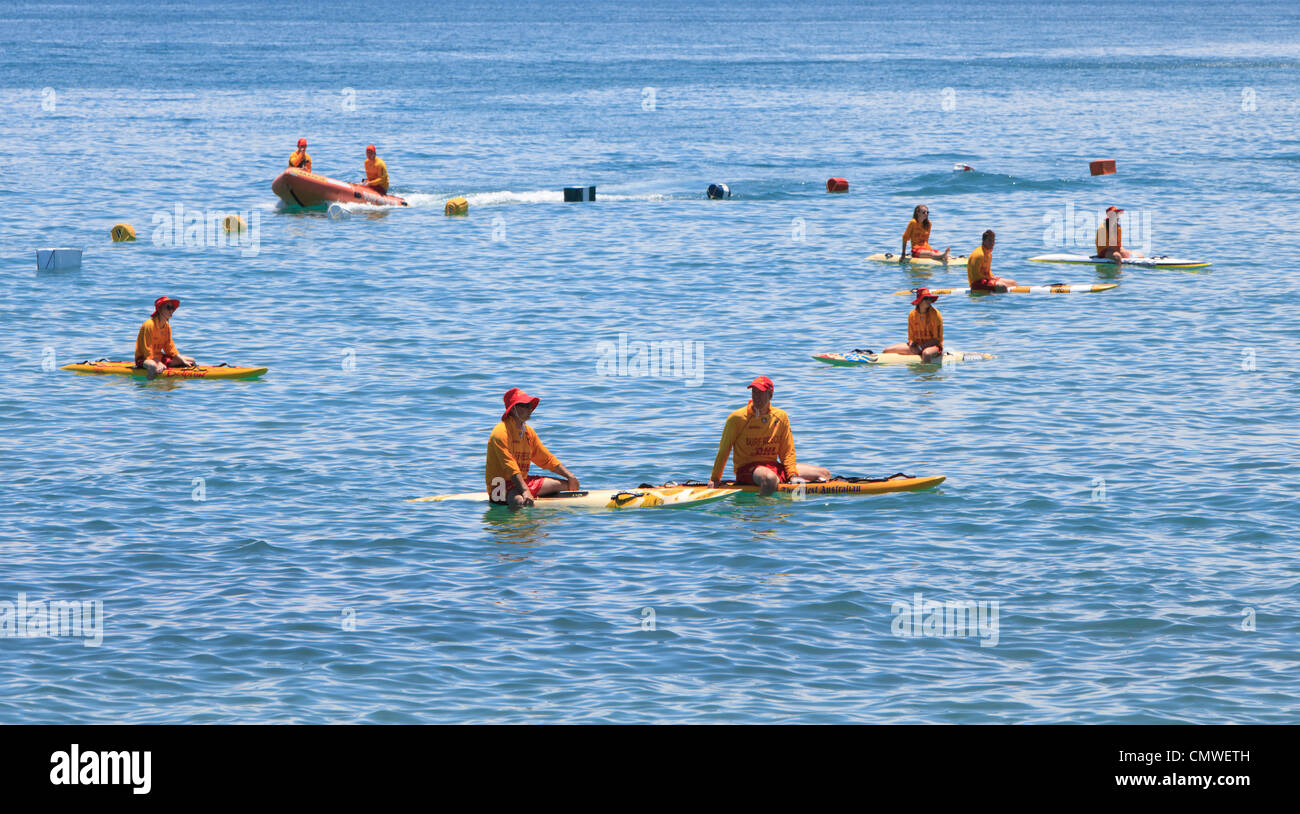 Bateau de sauvetage sur plage et surf sauveteurs / sauveteurs en mer. Banque D'Images