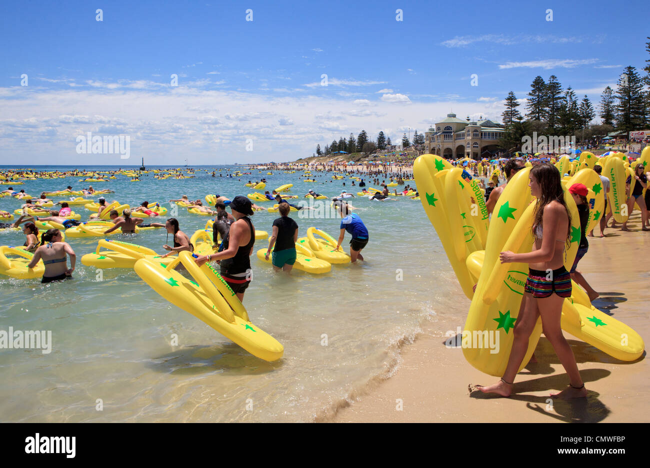 Les personnes ayant des structures gonflables à Cottesloe Havaianas au cours de la tentative de record du monde Défi bikini sur l'Australie Jour 2012 Banque D'Images