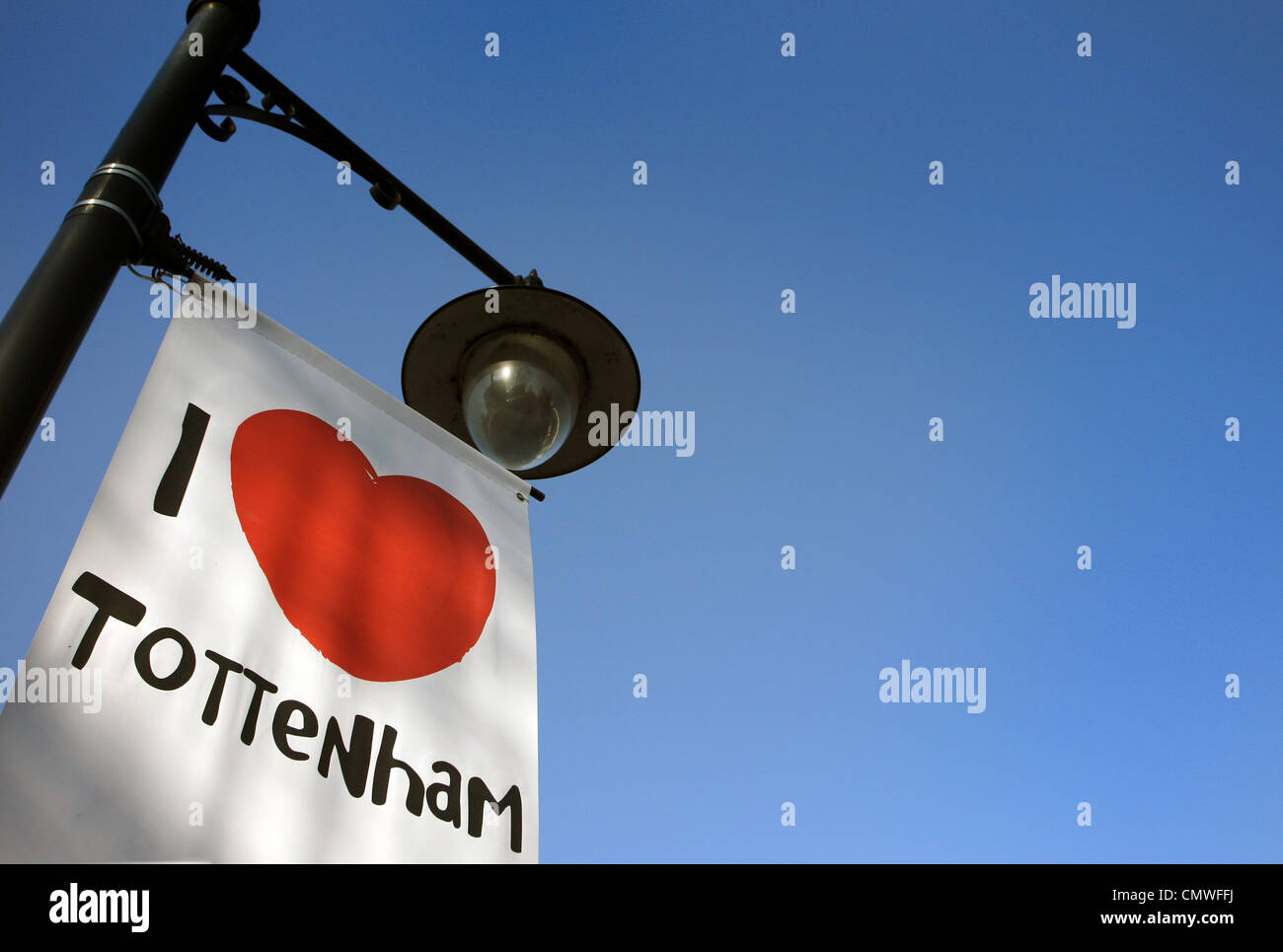 Un signe est suspendu un lampost dans le nord de Londres qui se lit ' J'aime Tottenham' Banque D'Images