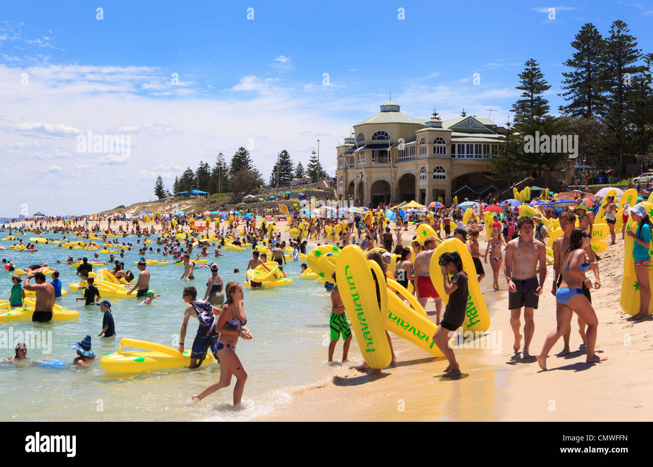 Les personnes ayant des structures gonflables pendant le Défi d'Havaianas Thong tentative de record mondial sur l'Australie Jour 2012 Banque D'Images