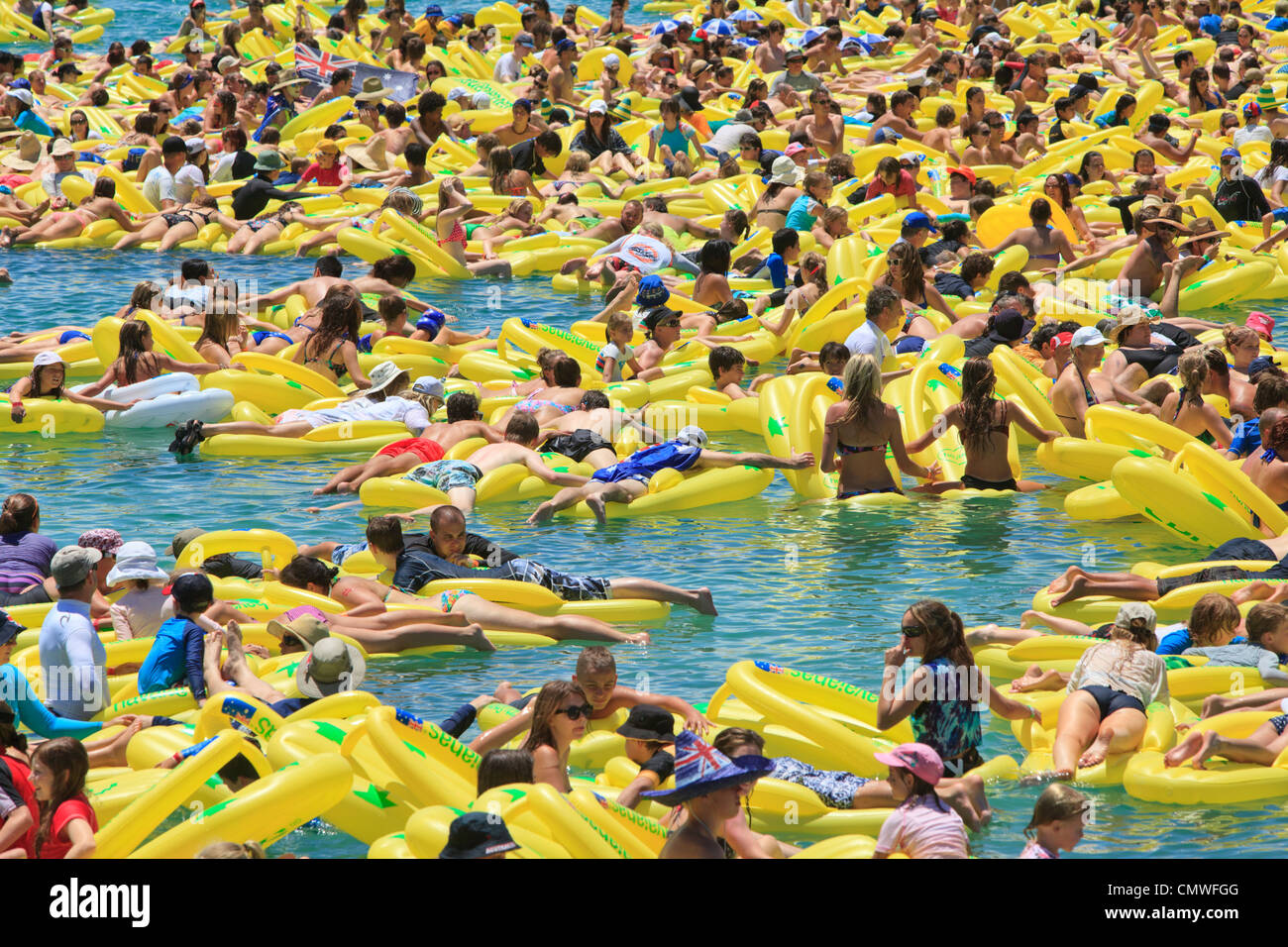 Les personnes ayant des structures gonflables dans la mer à Cottesloe Havaianas pendant la tentative de record du monde Défi Thong sur Aus jour 2012 Banque D'Images