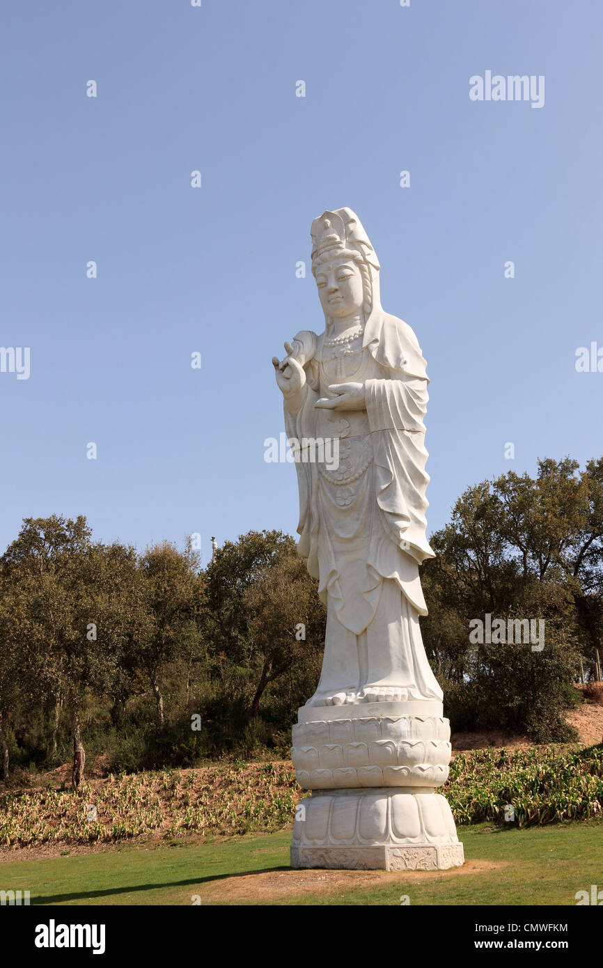 En statue de bouddha exposés dans un jardin public Banque D'Images