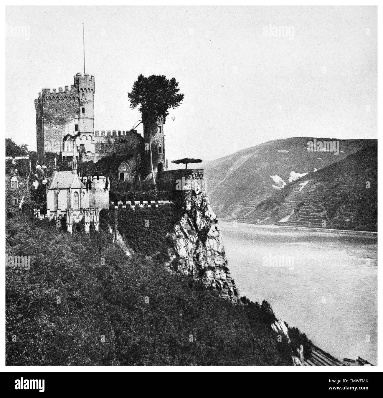 1925 Rhin le château médiéval Burg Rheinstein aller-retour près de ville de Trechtingshausen dans Rhineland-Palatinae Allemagne Banque D'Images