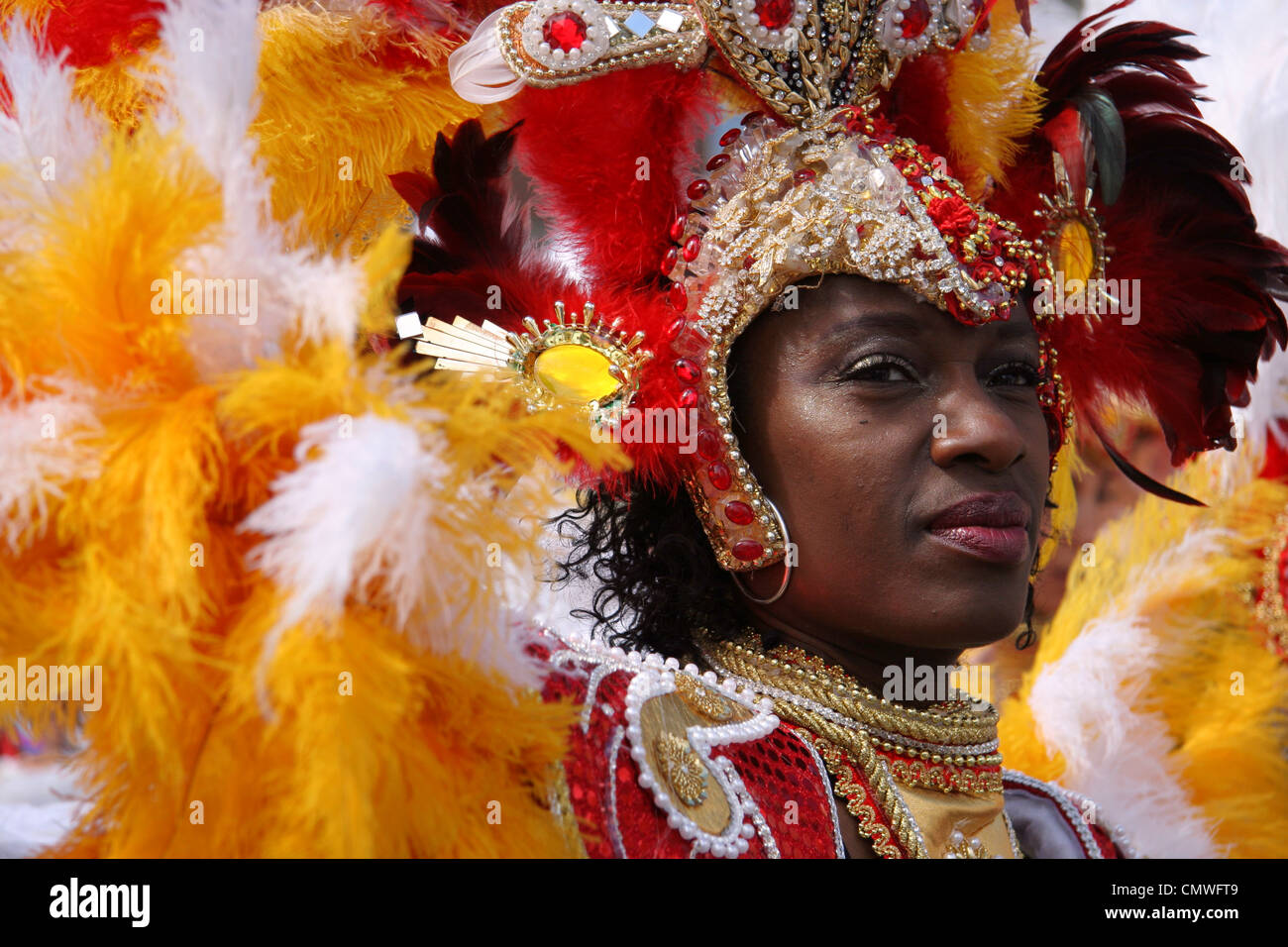 Les membres de la communauté indienne de l'Ouest laisse le carnaval de Notting Hill annuel, qui a eu lieu dans les rues de Notting Hill, Londres, Angleterre Banque D'Images
