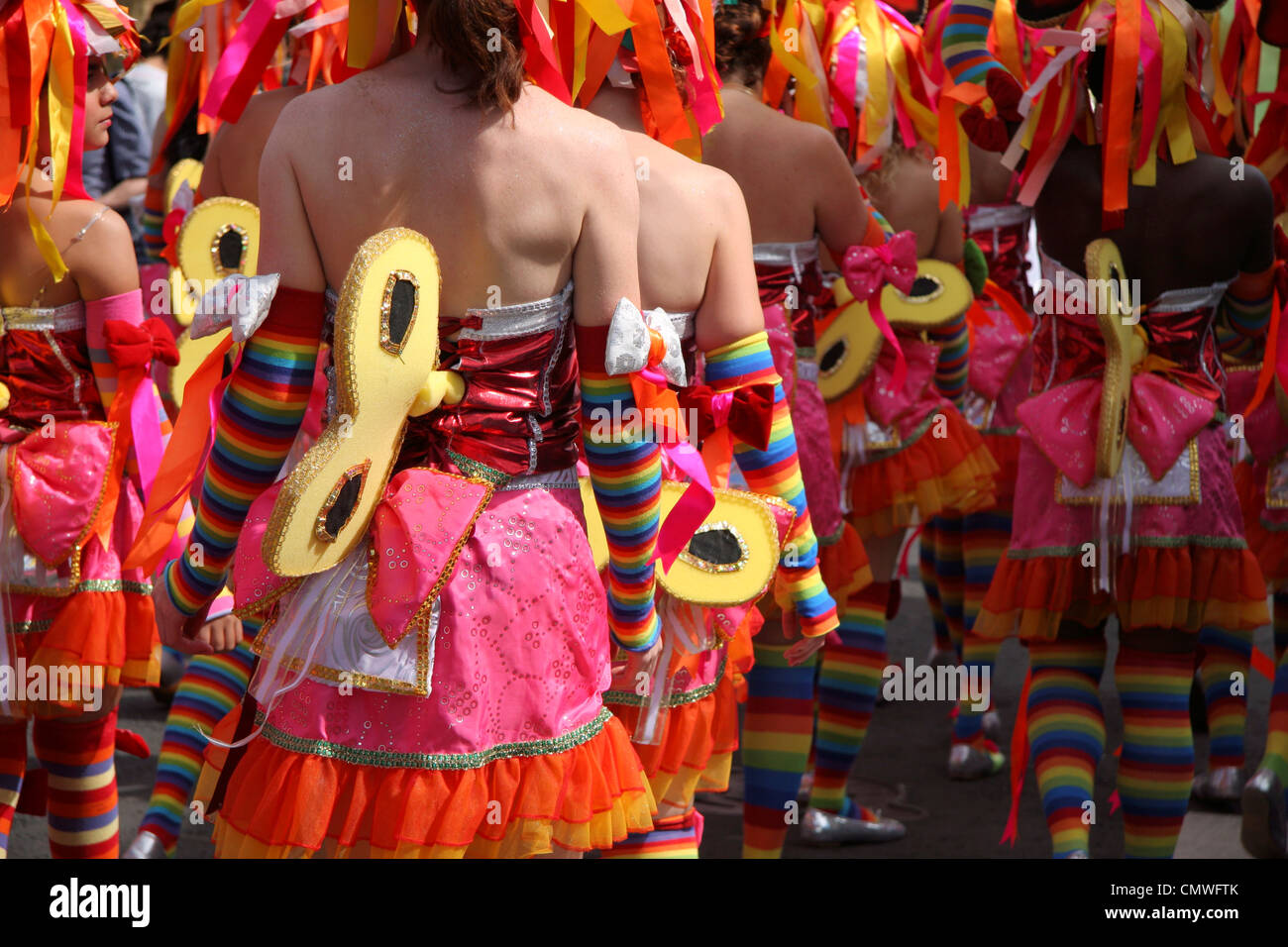 Les membres de la communauté indienne de l'Ouest laisse le carnaval de Notting Hill annuel, qui a eu lieu dans les rues de Notting Hill, Londres, Angleterre Banque D'Images