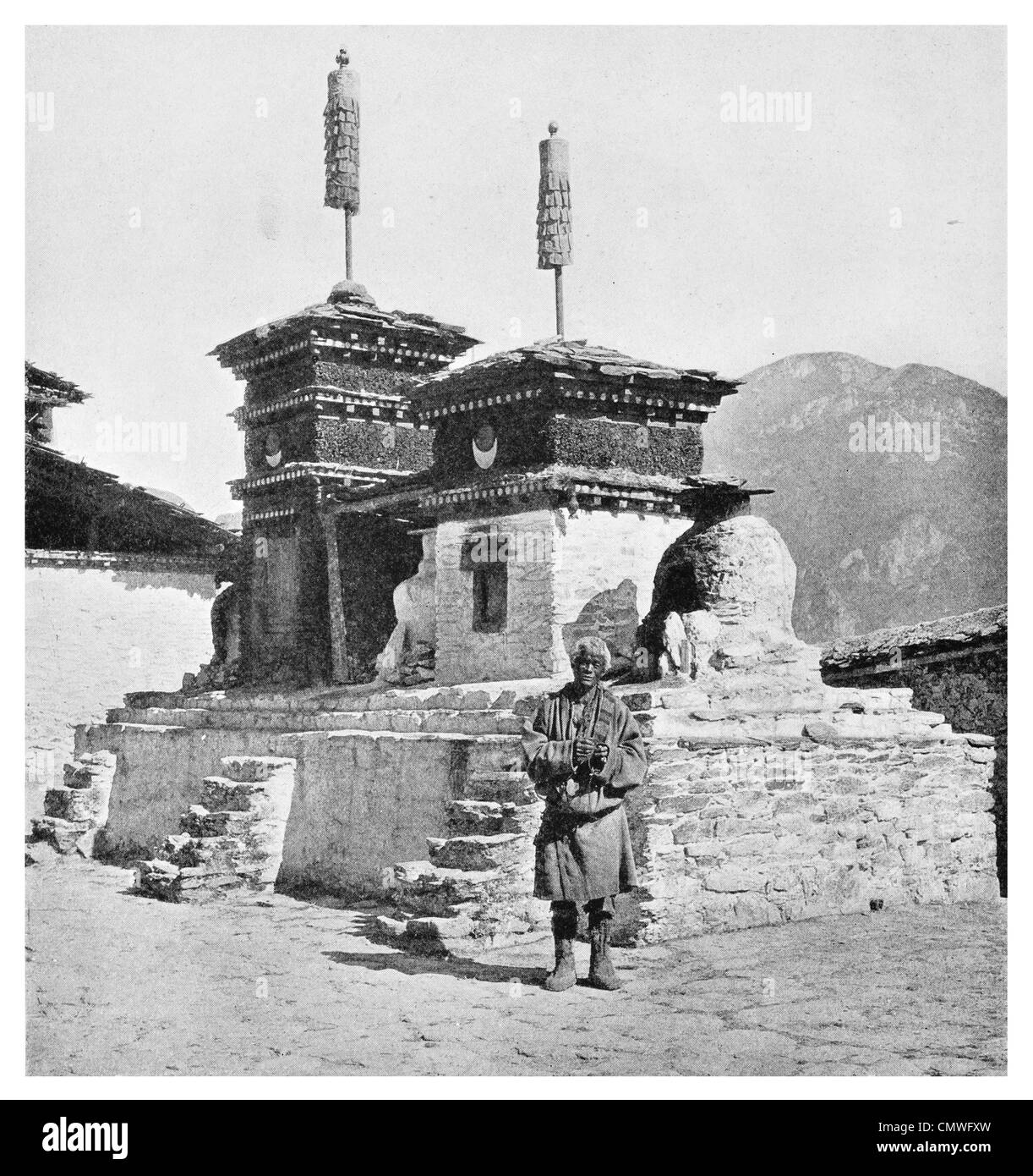 1925 Palais des villageois de cheminée Muli chapeau jaune Lama Banque D'Images