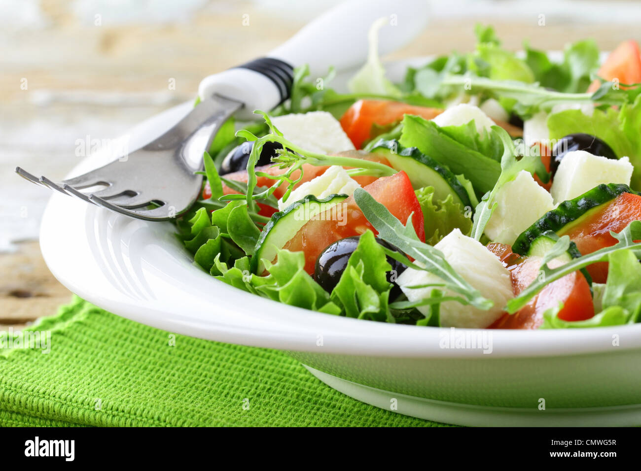 Salade grecque aux olives, tomates et fromage feta Banque D'Images