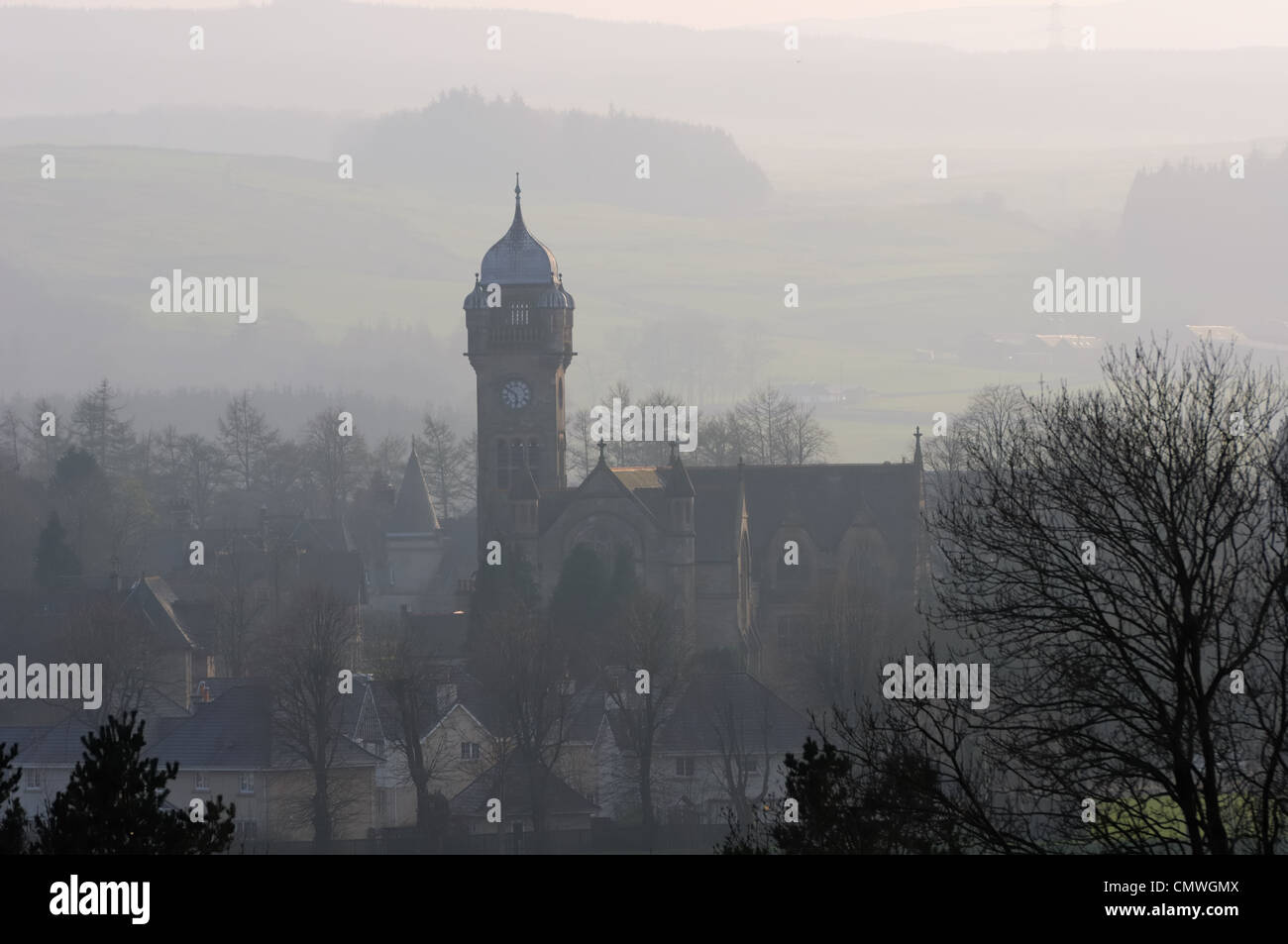 Le Mont Sion clocher de l'Église dans le village de Carrier, Fonfría, Écosse, Royaume-Uni, enveloppé dans une brume du soir Banque D'Images