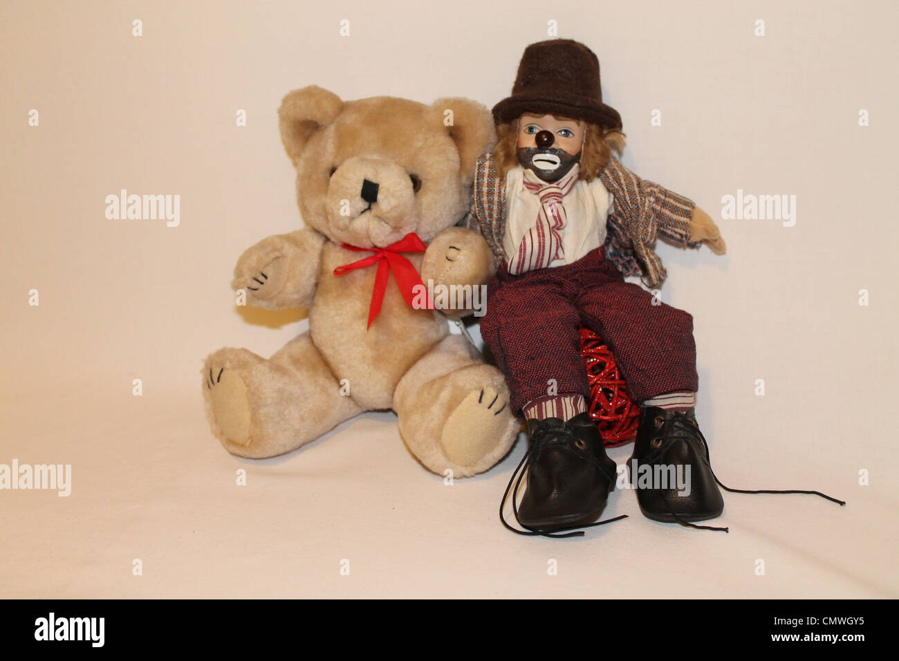 Peu triste clown avec de nouveaux ami Teddy. Banque D'Images