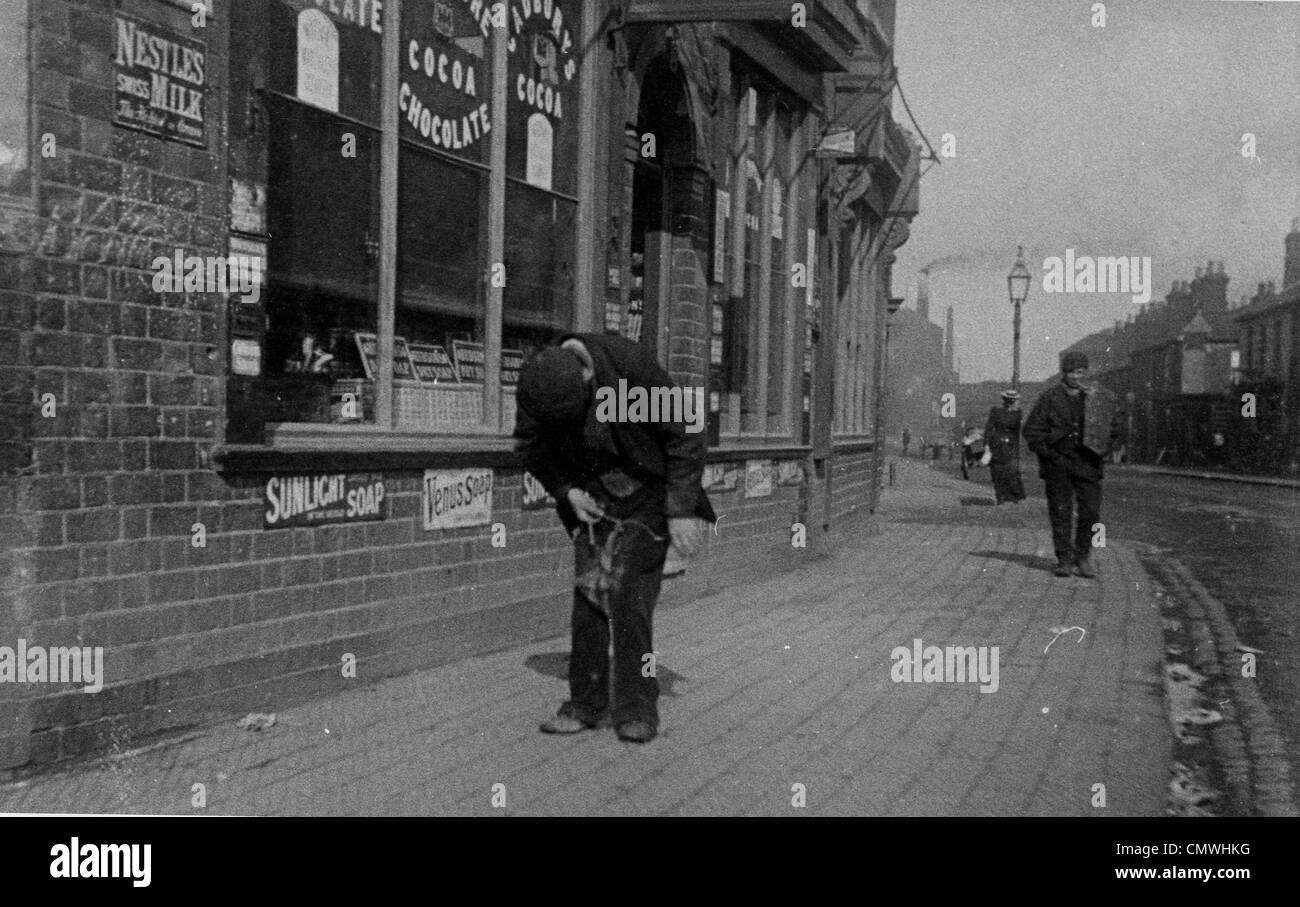 Dunstall Road, Wolverhampton, vers 1893. Passants dans Dunstall Road sur la jonction avec l'Avenue Dunstall en regardant vers Banque D'Images