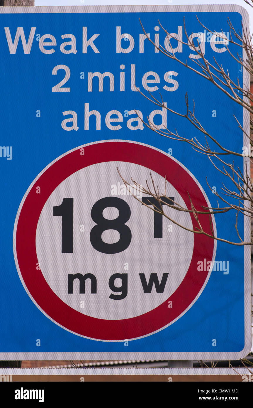 Avertissement faible pont Road Sign UK Banque D'Images