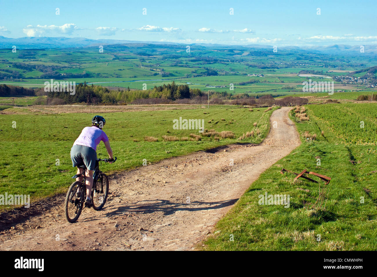 Vélo de montagne femelle en ordre décroissant sur Caton Moor au-dessus de la vallée de la Lune Hornby, près de Lancaster, Lancashire Banque D'Images