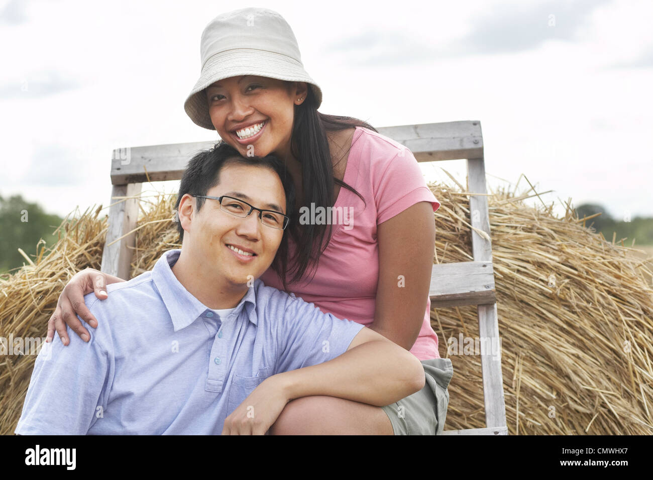 Portrait d'un couple Sitting on Haystack Banque D'Images