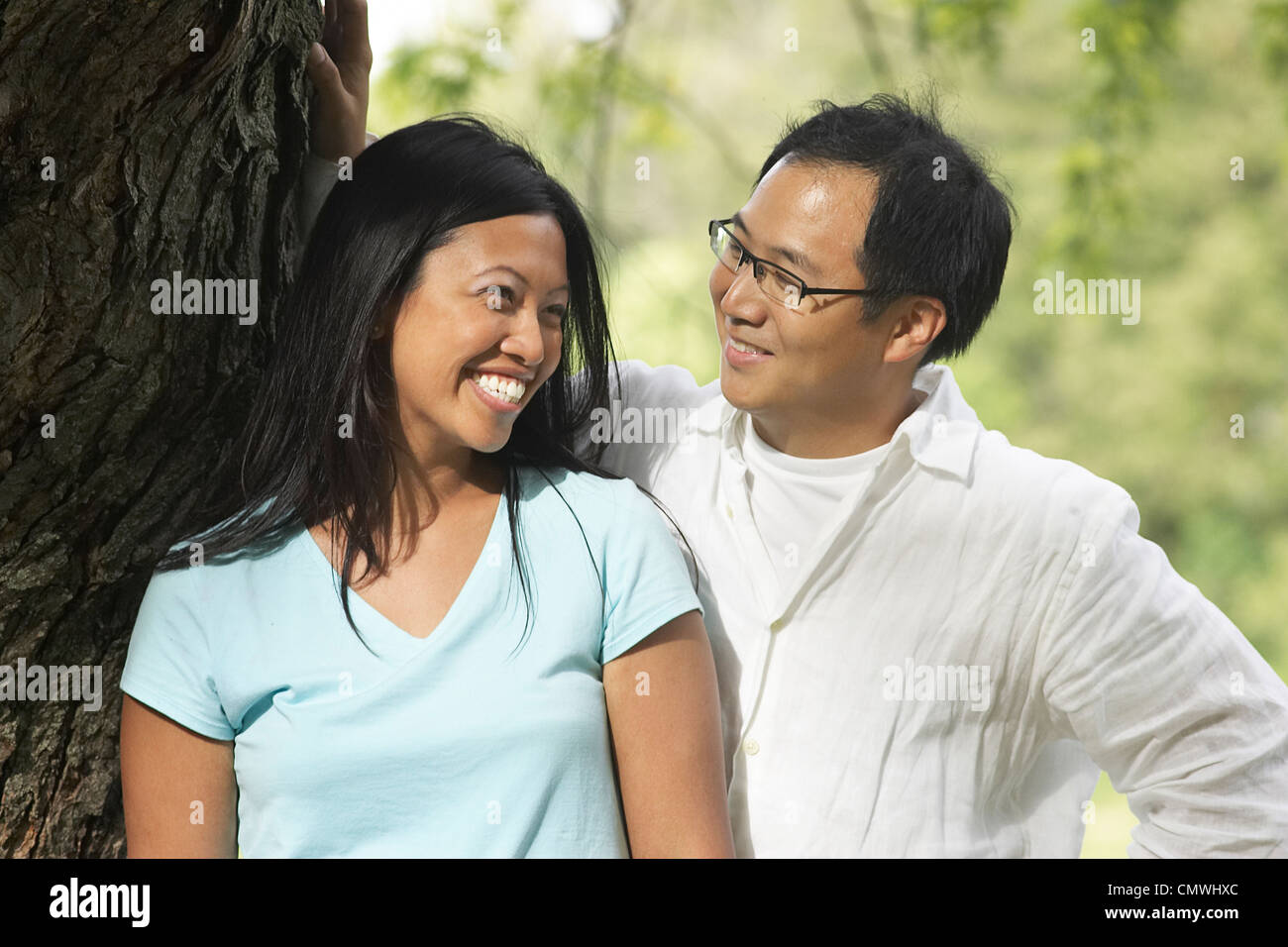 Portrait d'un couple par un arbre Banque D'Images