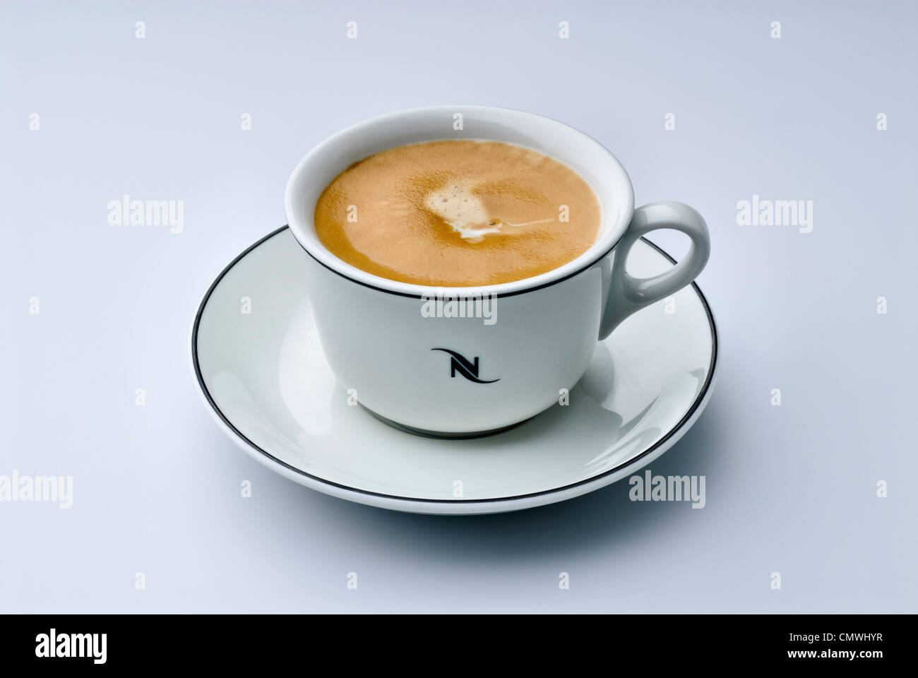 Tasse de Nespresso espresso lungo faite avec gélule vide Photo Stock - Alamy