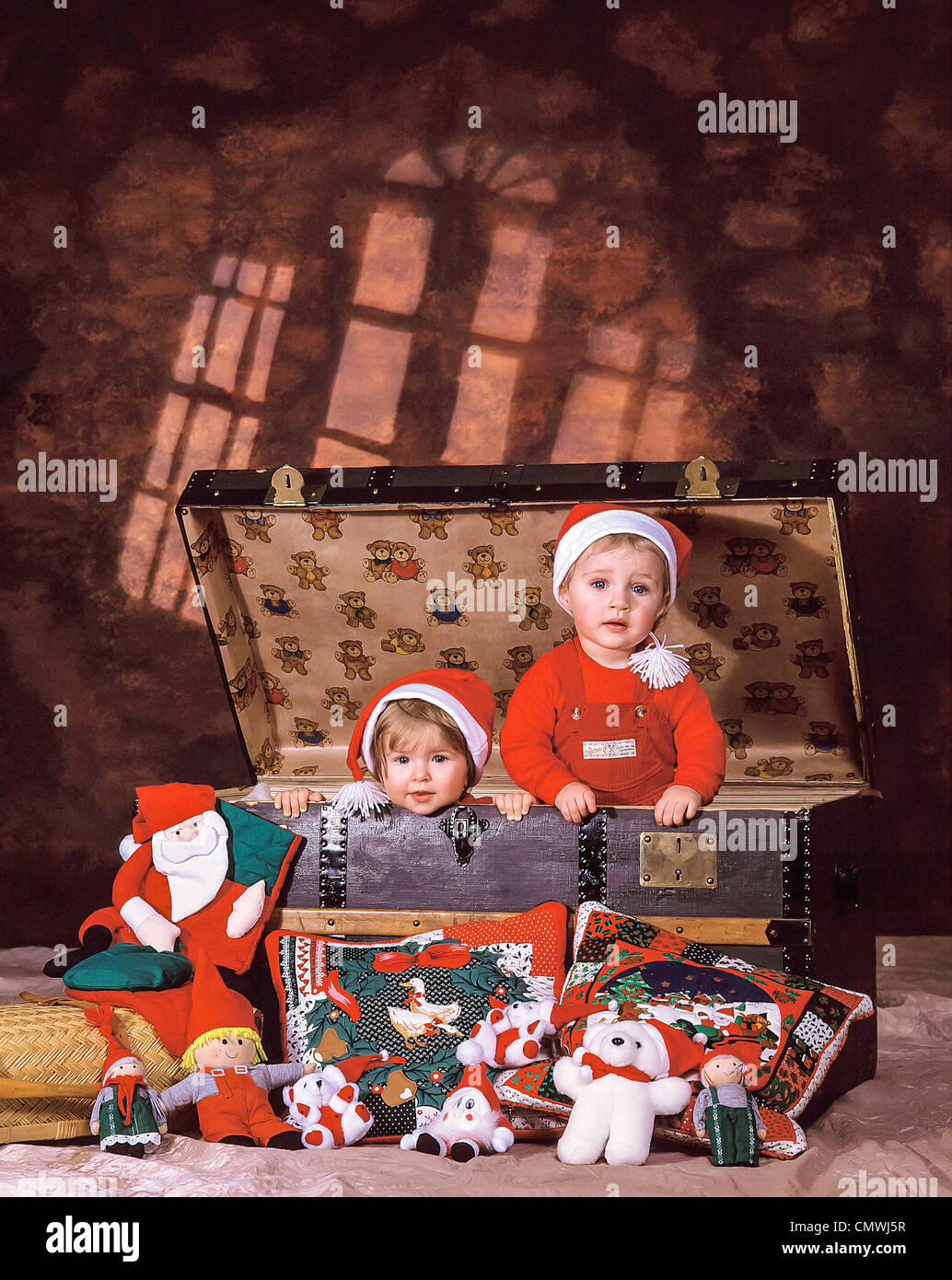 Enfants habillés en Père Noël qui sort d'une commode ancienne Photo Stock -  Alamy