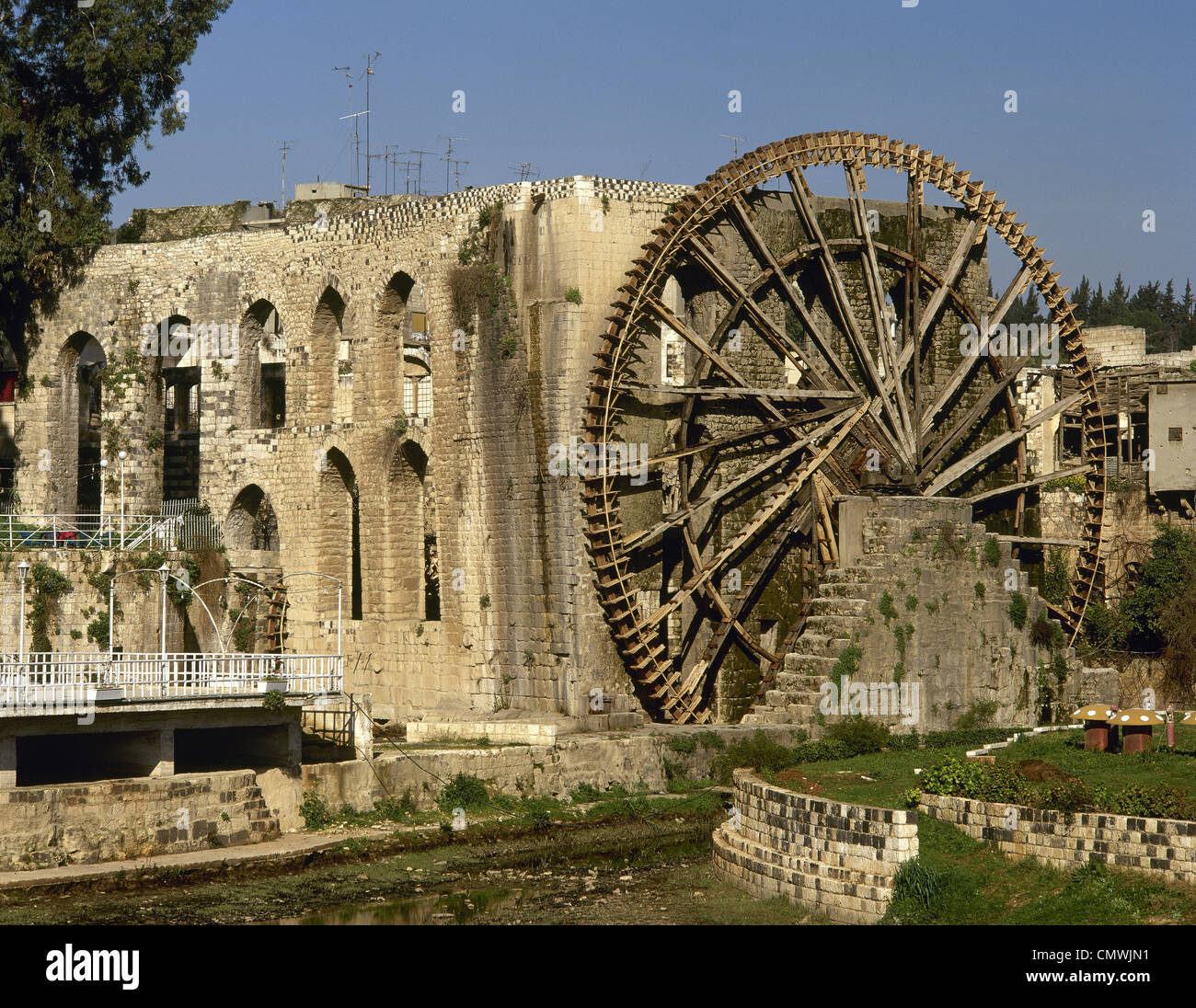 La Syrie. Hama. Noria dans l'Oronte à côté de l'aqueduc. Banque D'Images