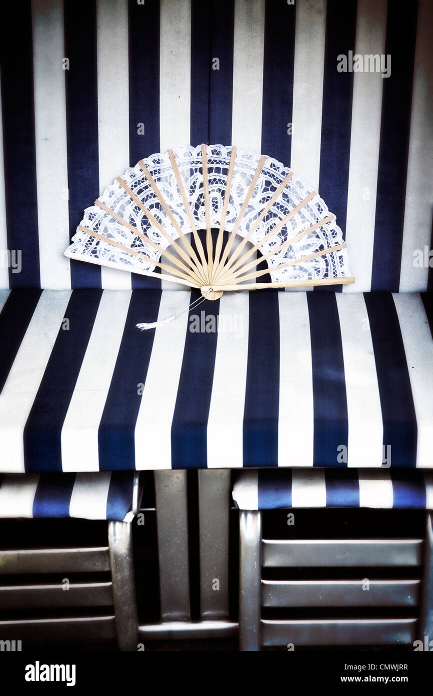 Chaise de plage avec un ventilateur Banque D'Images