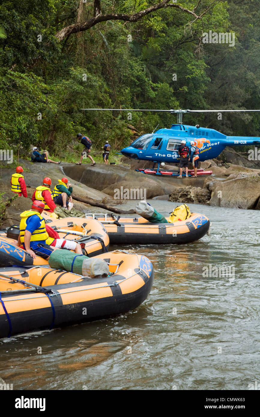 Les gens de tomber de l'hélicoptère et de l'équipement pour une héli-aventure en rafting sur la rivière North Johnstone, Queensland, Australie Banque D'Images