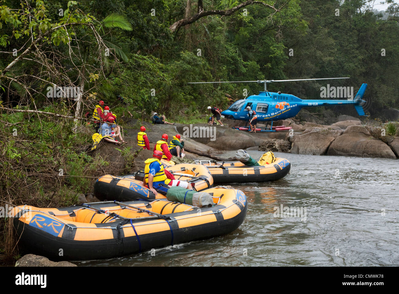 Les gens de tomber de l'hélicoptère et de l'équipement pour une héli-aventure en rafting sur la rivière North Johnstone, Queensland, Australie Banque D'Images