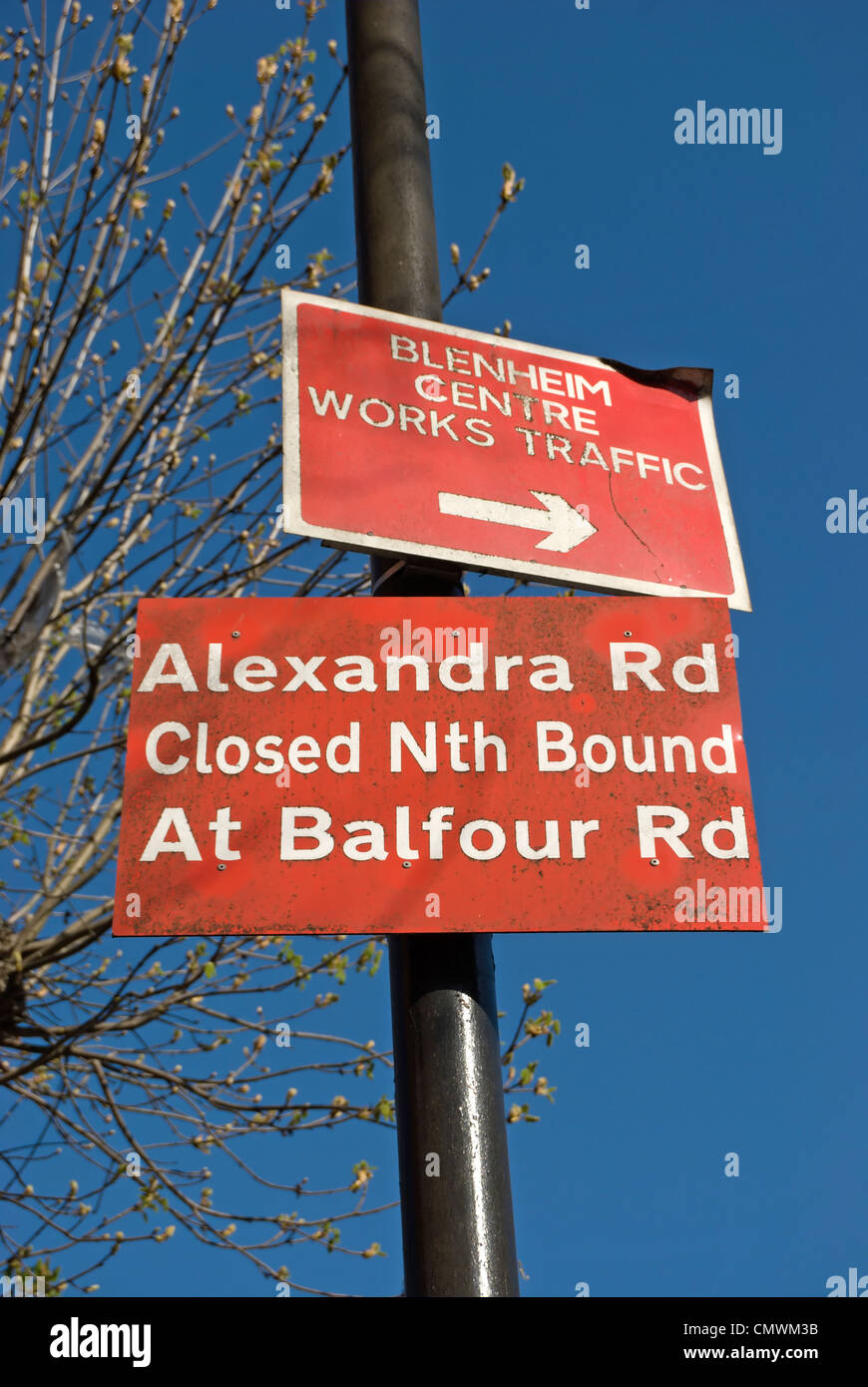La signalisation routière temporaire donnant des informations et des orientations à Hounslow, Middlesex, Angleterre Banque D'Images