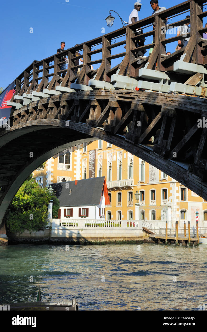 Venise Italie maison étroite par Erwin Wurm Banque D'Images