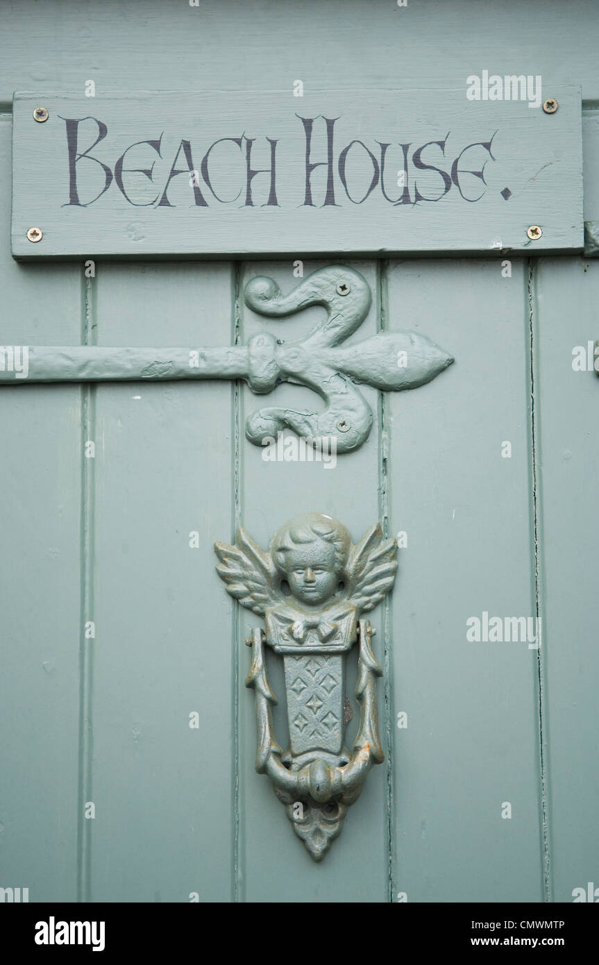 Détail de porte sur une maison de Robin Hood's Bay, North Yorkshire, Angleterre. Banque D'Images