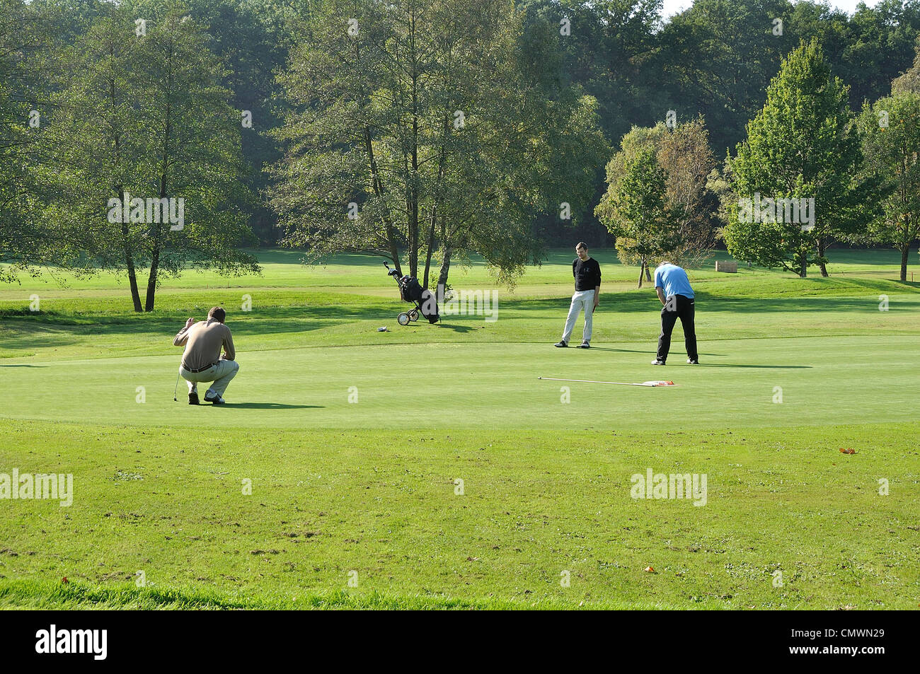 Homme balancer un club de golf sur un terrain de golf (à Bagnoles de l'Orne, Normandie, France). Banque D'Images